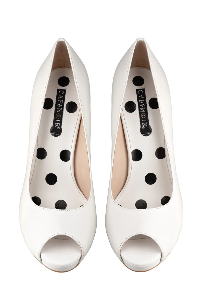 still life scarpe tacco bianco